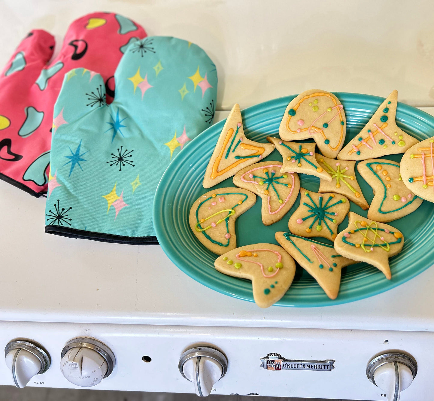 Retro Oven Mit 50s Kitchen Mid Century Modern MCM Pink Blue Vintage Cookie Cutters