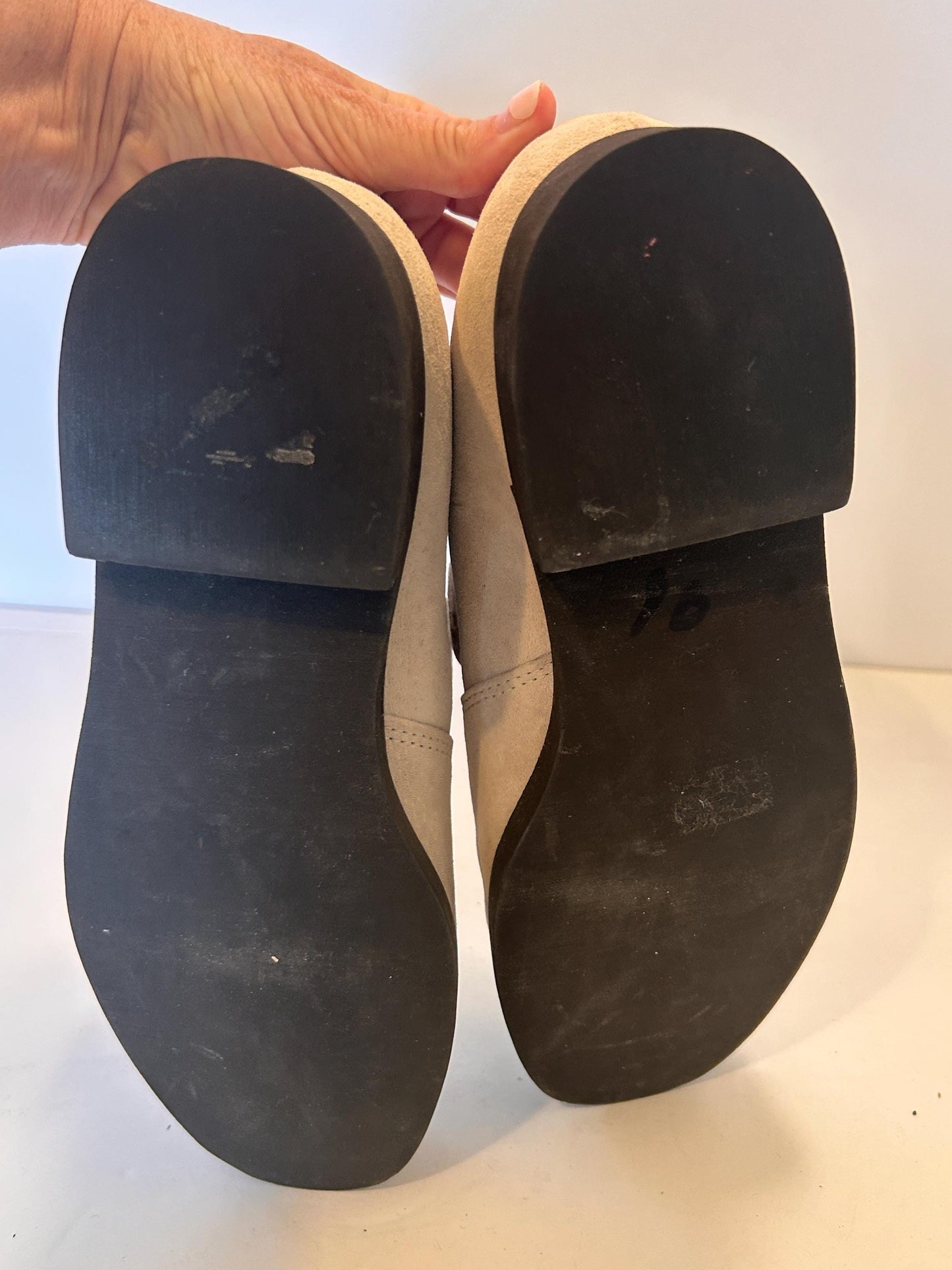 Hush Puppies Slip on Loafer Women Shoe Size 7 Beige Suede leather NEW